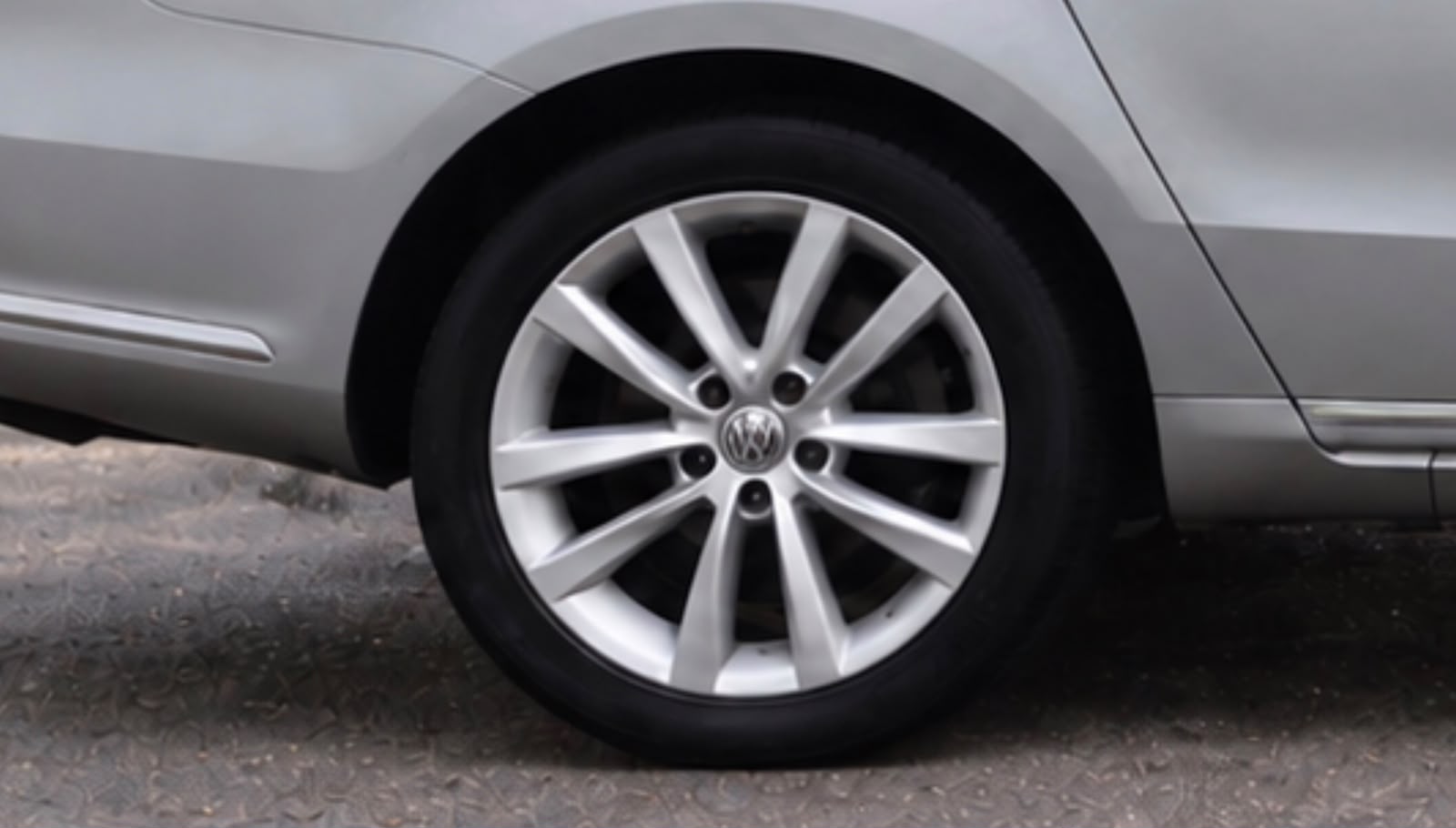 2014 Volkswagen Passat TDI BlueMotion Tech Executive Estate — photo 1